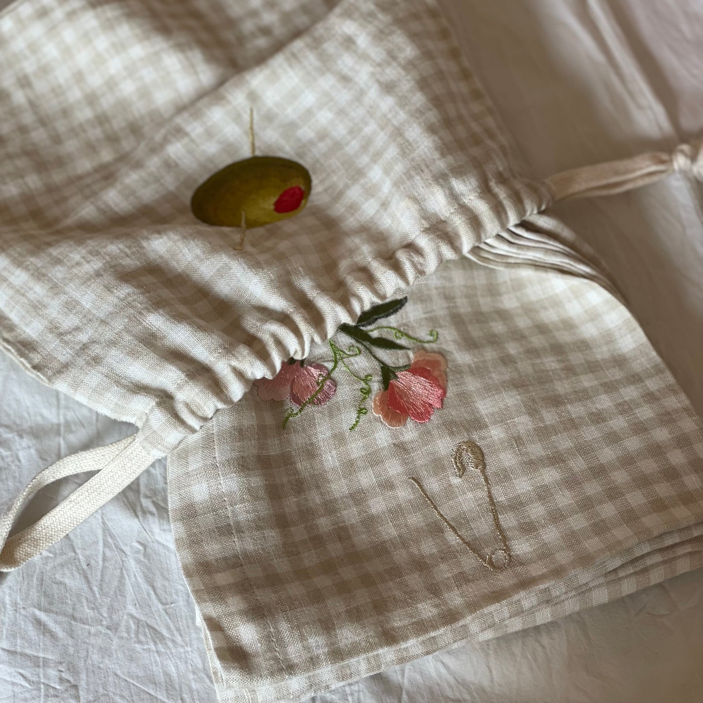 Gingham linen bag with cocktail olive