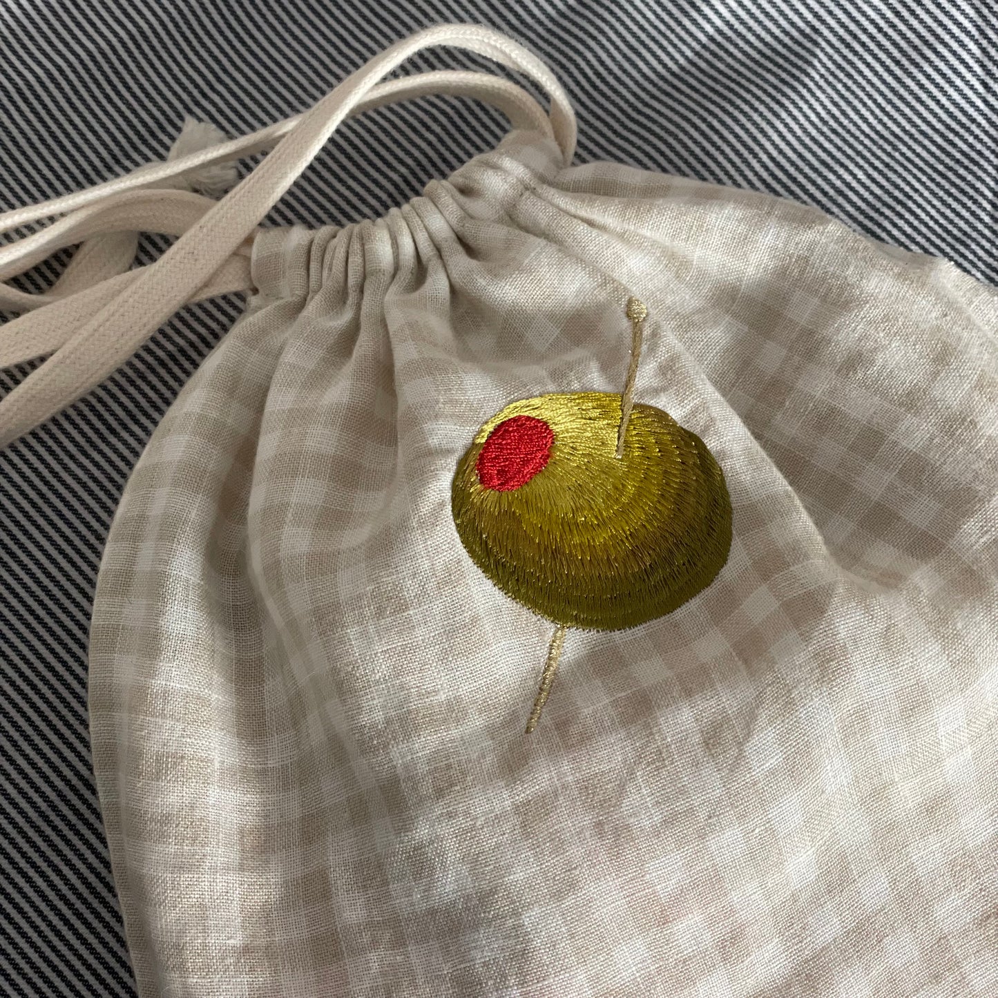 Gingham linen bag with cocktail olive